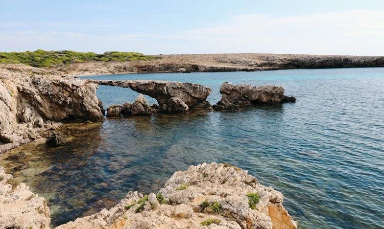 Kad vrata ostanu zatvorena: Priča o Ani, Lejli i izgubljenom povjerenju