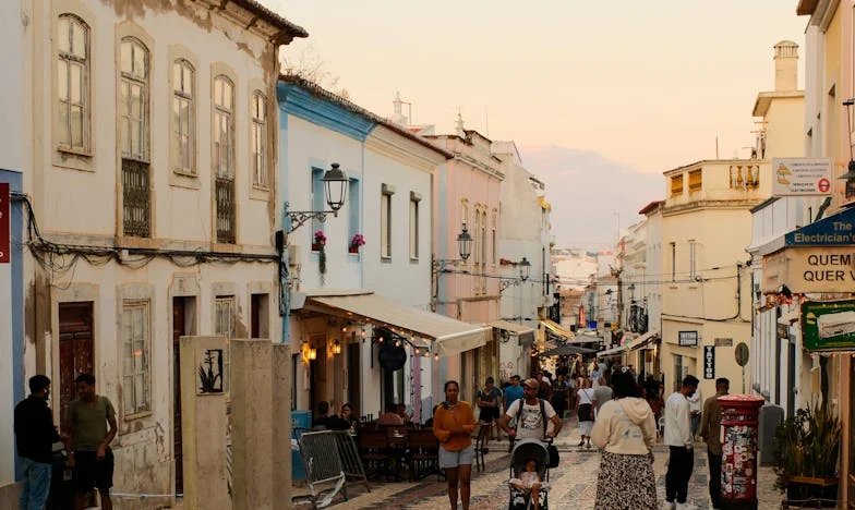 Pet kuna za vjenčanicu – San, siromaštvo i tajne moje obitelji