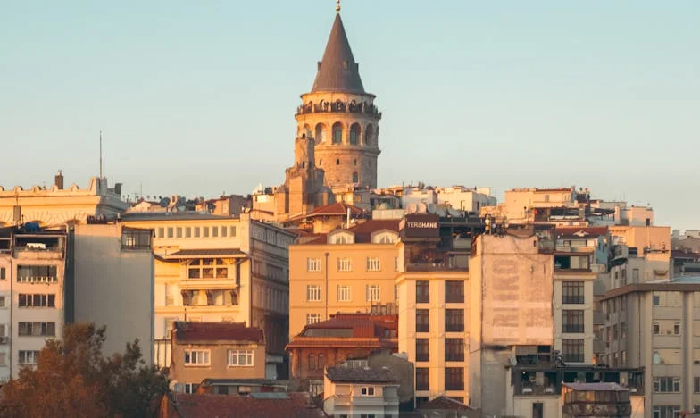 Glad u srcu Sarajeva: Priča o Lejli i tišini iza zidova