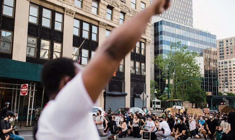 Ispod istog krova: Priča o izdaji i novom početku