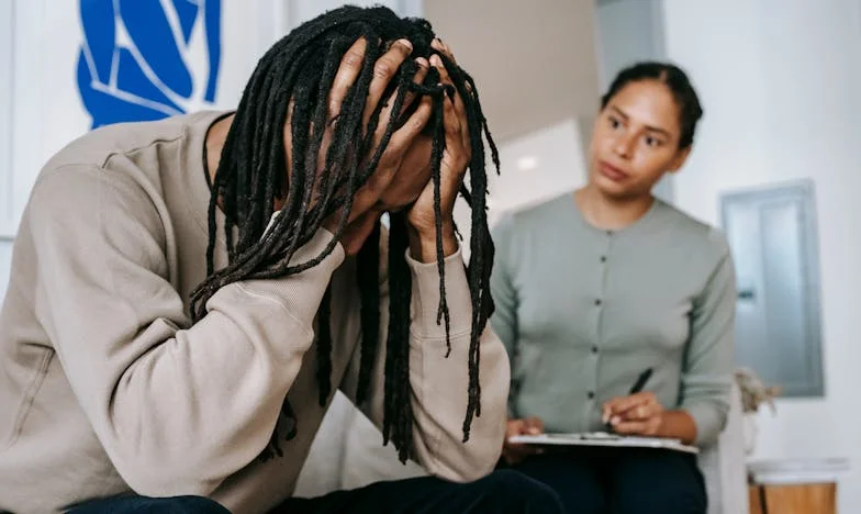 Samotna Vedrana: Tišina iza Zatvorenih Vrata