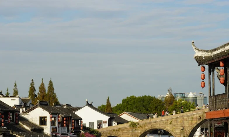 Što su naši susjedi mislili: Priča o ljubavi, predrasudama i jednom zidu