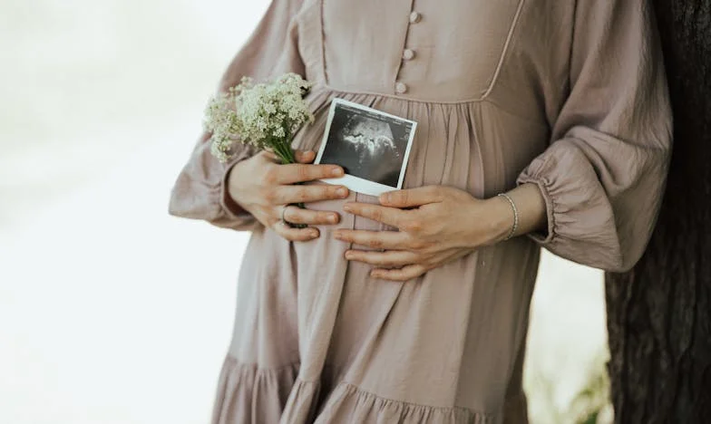 Između dvije vatre: Priča o Luciji, kćeri i majci