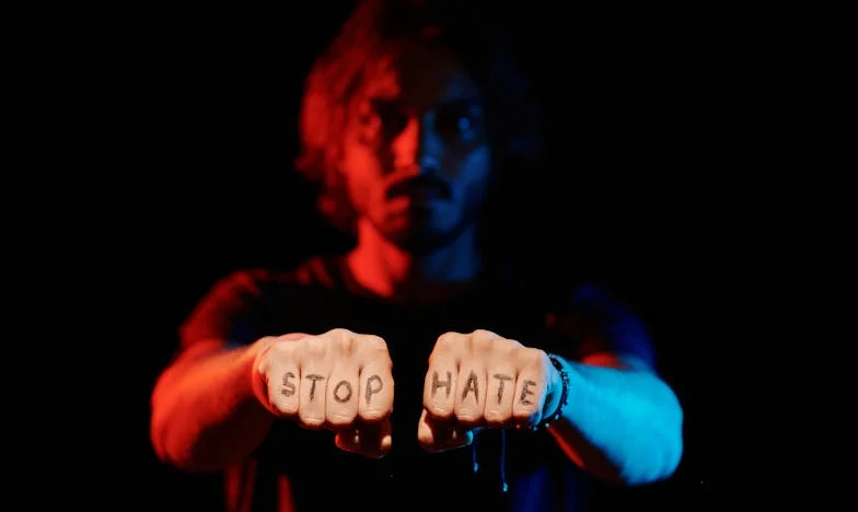 „Ne diraj me! Zar ne vidiš da je sve zbog tebe?” – Priča o Maji koja je pobjegla iz vlastitog doma