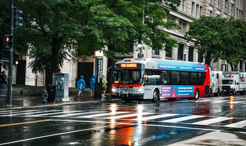 Buty ojca i chłopiec, który próbował je założyć – historia o dorastaniu i rodzinnych tajemnicach