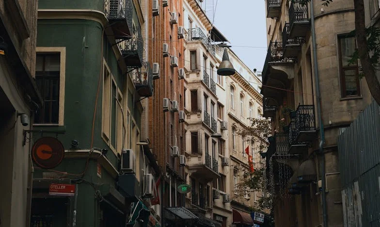 Iskry zemsty w cichym domu: Opowieść Krzysztofa z Brzezin