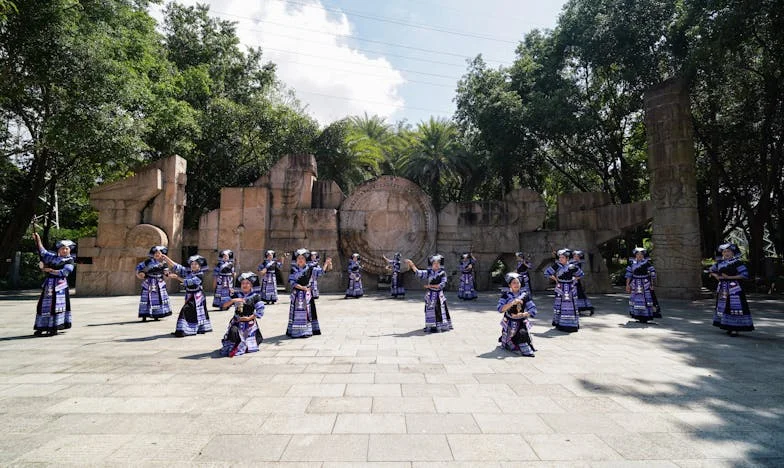 Sala, która wciąż czeka: Opowieść o straconych szansach i rodzinnych tajemnicach