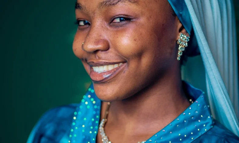 Cień pod stołem: Opowieść o serze, rodzinnych sekretach i walce o własne miejsce