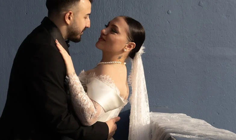 Kwiaty na mojej sukience, łzy na policzkach: Moja noc wstydu i siły – historia Magdy z warszawskiego liceum