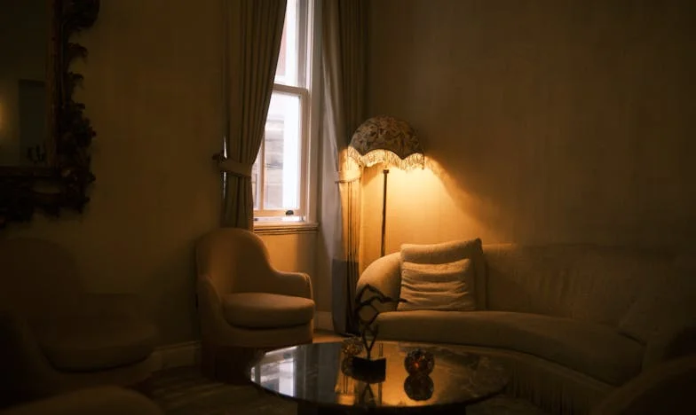 Między Ciszą a Krzykiem: Historia Marty z Pragi – Czy Można Wybaczyć Najbliższym?