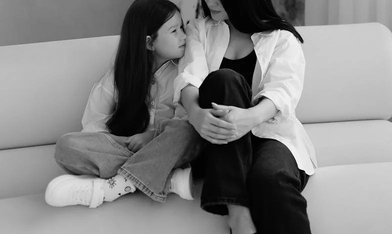 Między dwiema ogniami: Opowieść o utraconej bliskości z mamą