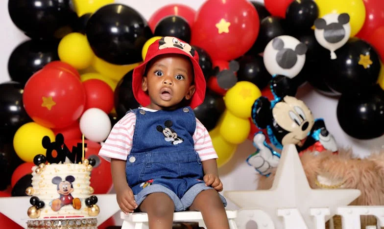 Mój mąż wybrał pierwszą klasę dla siebie i swojej mamy. Ja z dziećmi zostałam z tyłu – historia, która zmieniła moje życie