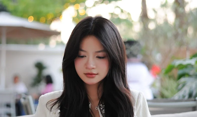 Nie spiesz się z małżeństwem, Lili! – Ucieczka panny młodej spod kontroli rodziny narzeczonego