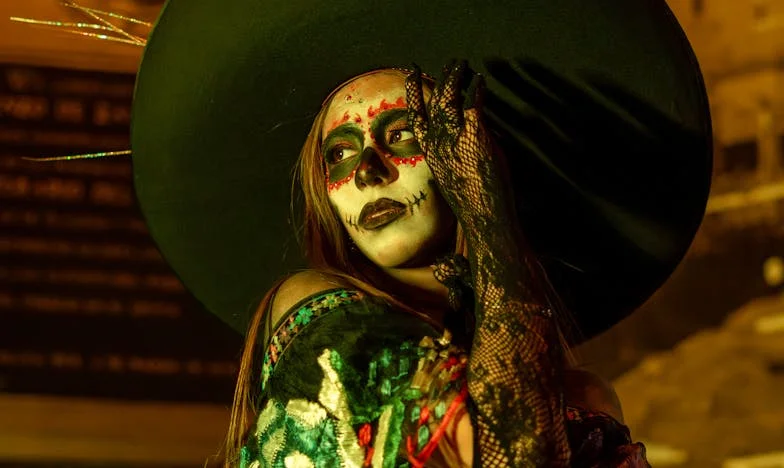 W cieniu pogardy: Opowieść o szukaniu własnego głosu