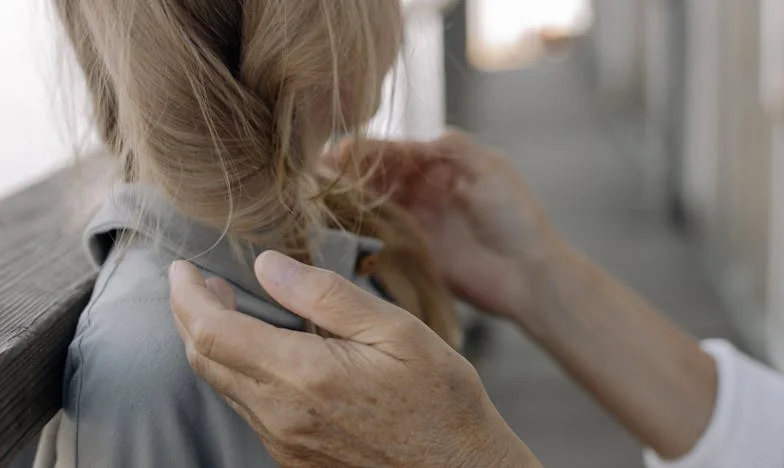„Mamo, nie wstajesz…”, wyszeptała Zosia. Dyrektor Adam zbladł i powiedział: „Pokaż mi to teraz”.