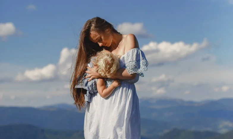 Niespodziewana wizyta o 10 rano: Syn w pracy, dzieci bawią się same, a ona jeszcze śpi – a potem mówi mojemu synowi, jak bardzo jest zmęczona