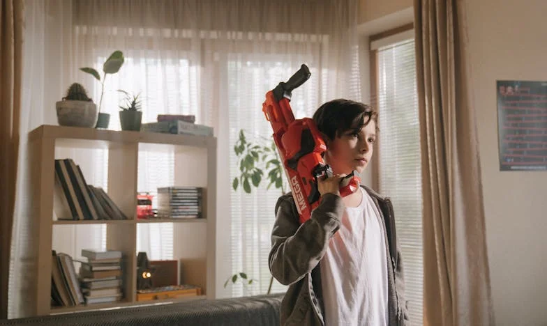 Przez dziesięć lat nazywali mnie dziwką. Dziś trzy czarne limuzyny zatrzymały się przed moją chatą. Wysiadł z nich starzec i padł na kolana: „W końcu znalazłem mojego wnuka”.