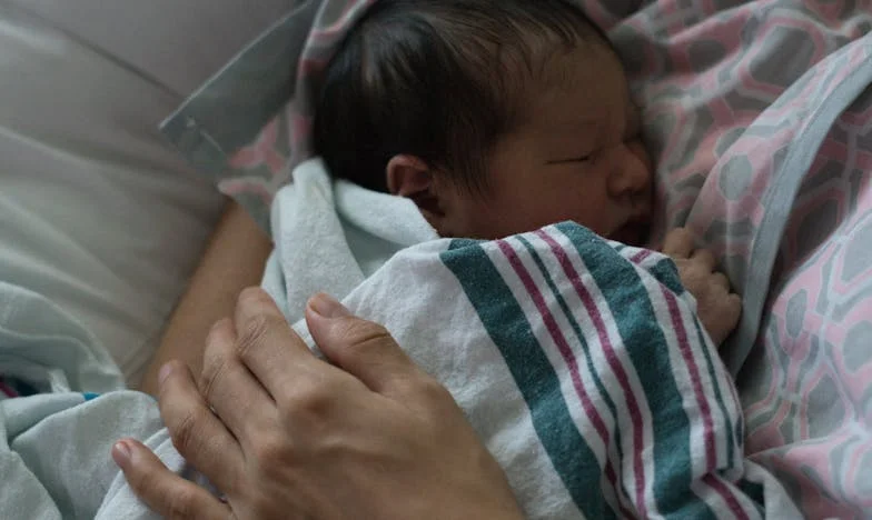 Wyrzucona na mróz z trójką noworodków – historia Elizy Lauron, która odmieniła los całej rodziny