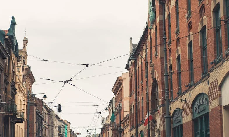 „Czy mogę posprzątać za talerz zupy?” – deszcz, próg domu Pawła i noc, która rozdarła naszą rodzinę