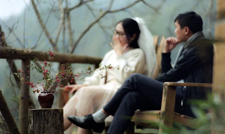 Pod jednym dachem z tyranem: Cichy krzyk kobiety z małego miasteczka